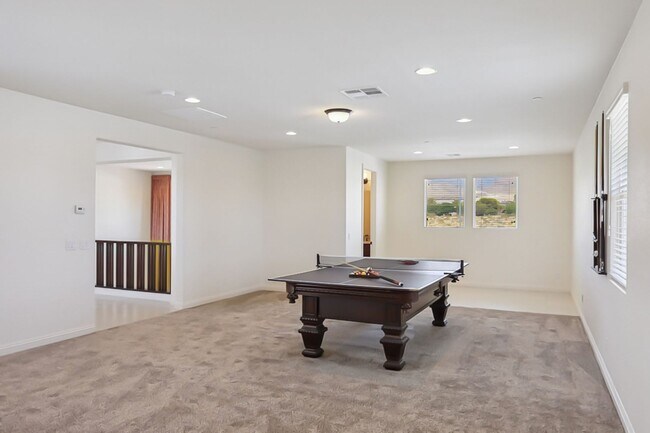 Building Photo - Stunning 5 Bed, 4 Full Baths And 2 Half Ba...