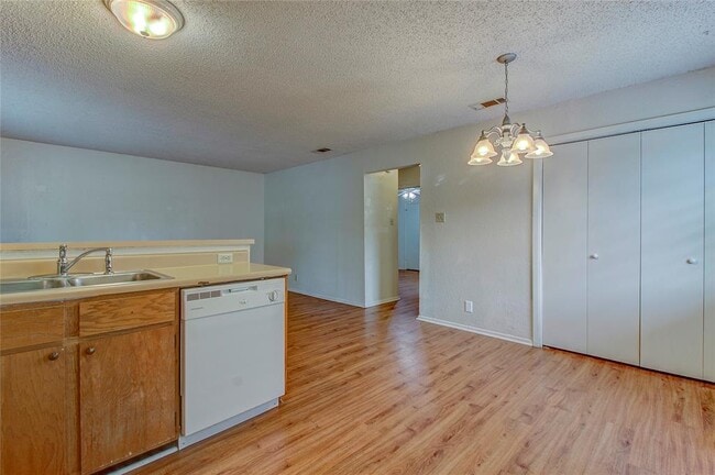 Building Photo - 400 Hedgewood Dr