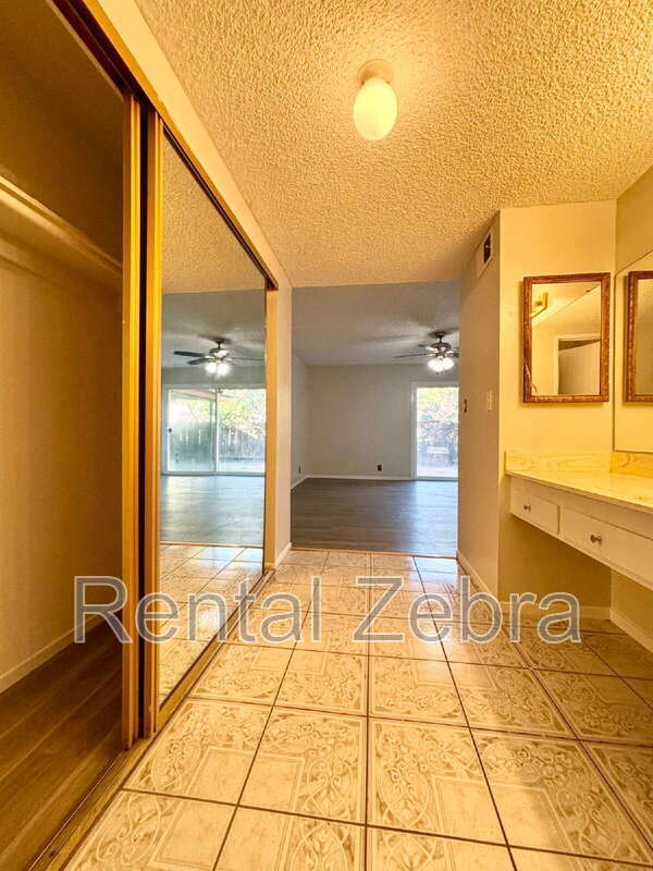 Building Photo - 3047 Bedford Dr