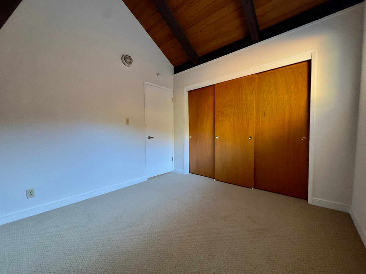 Building Photo - 6583 Valley View Rd