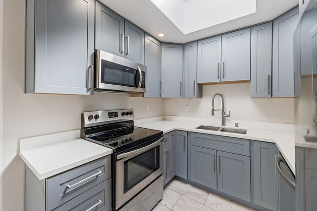 Building Photo - Modern 1BR/1BA Penthouse in Pacific Height...