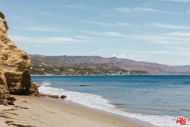 Building Photo - 6825 Zumirez Dr