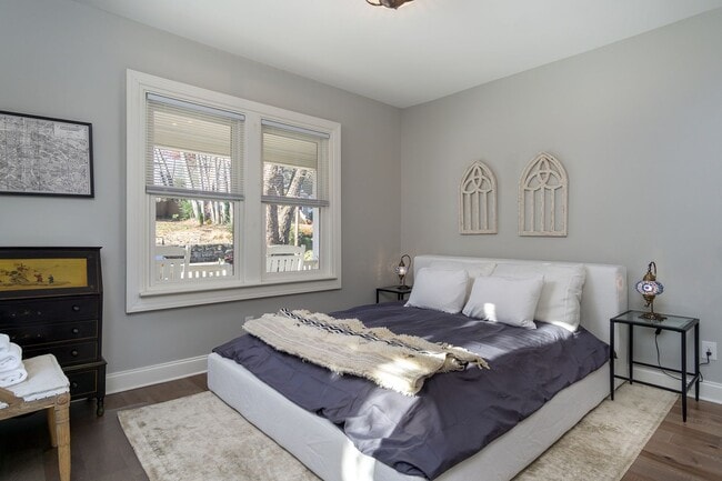 Building Photo - Montford Furnished Rental