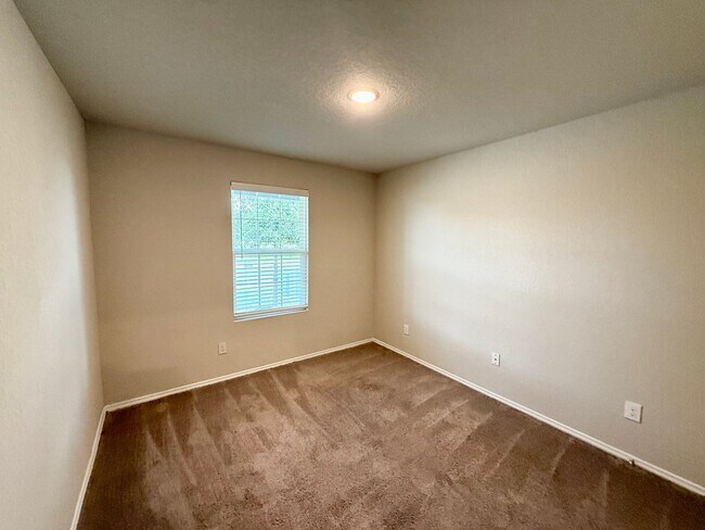Building Photo - Gorgeous 3-bedroom, 2 Bathroom, Minutes from Randolph AFB