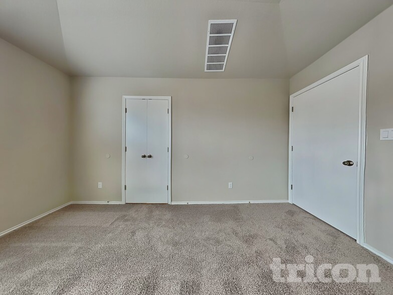 Building Photo - 5121 Saddle Clb Dr
