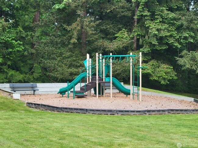 Building Photo - 4641 W Lake Sammamish Pkwy SE