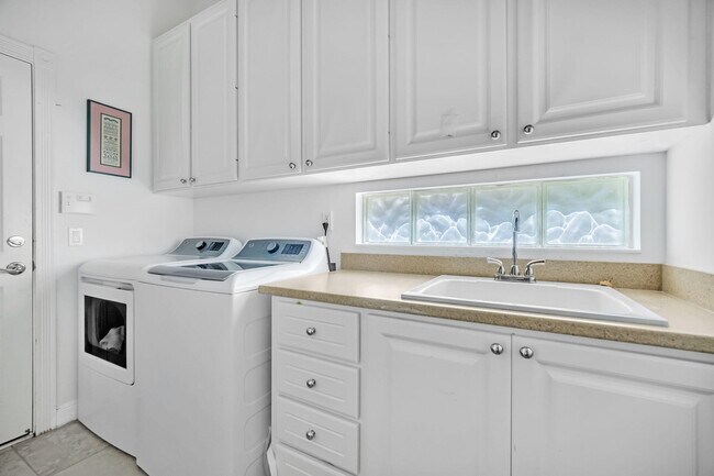 Building Photo - 8188 Rosalie Ln