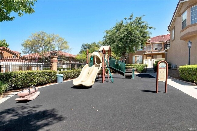 Building Photo - 2 Bed, 2 Bath Upper End Unit in Beautiful ...