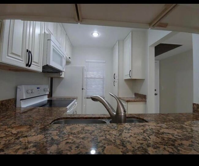 Building Photo - 9903 Three Lakes Cir