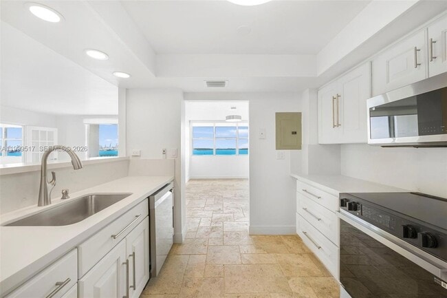 Building Photo - 1420 Brickell Bay Dr