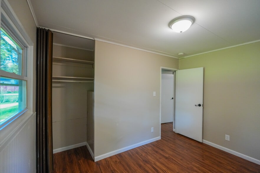 Building Photo - 1814 Meadow Dr