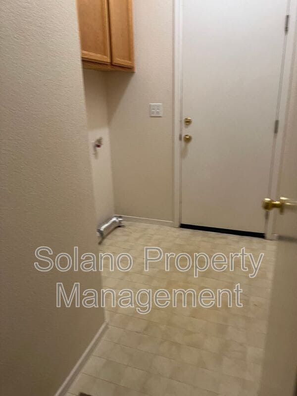 Building Photo - 480 Stern Dr