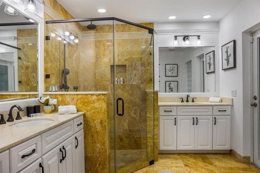 Building Photo - 1419 NE 57th St