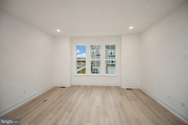 Building Photo - 9403 Pacific Elm St