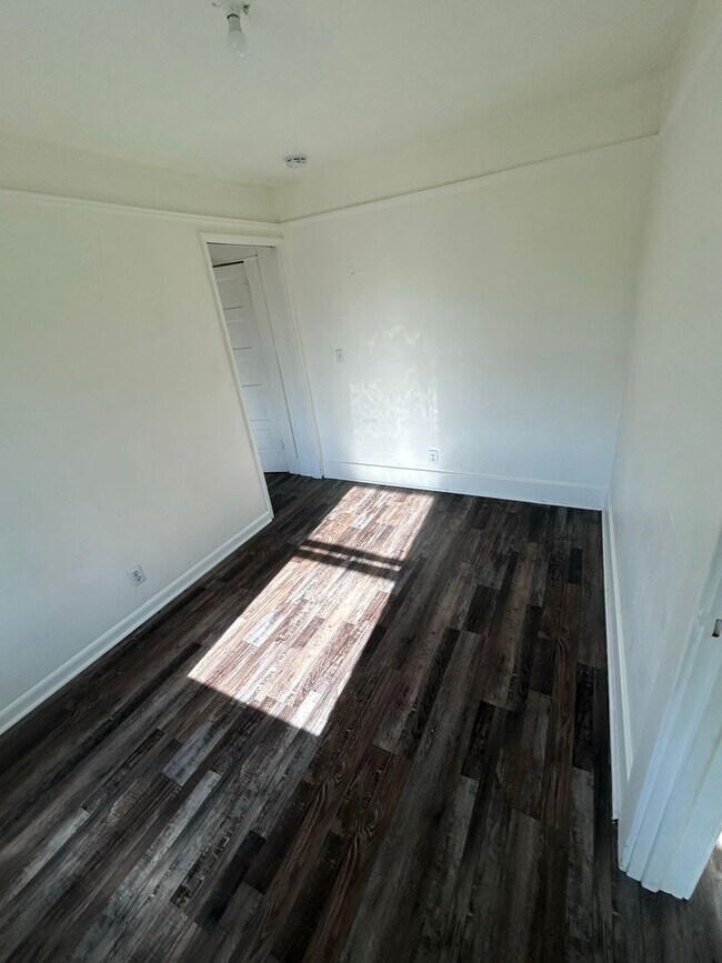 Building Photo - 1014 W 11th Ave