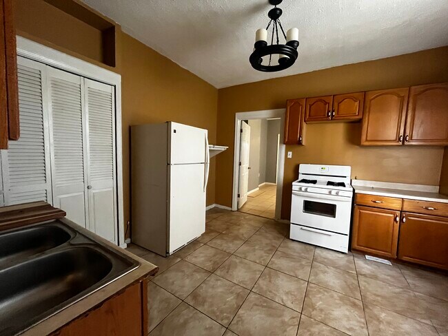 Building Photo - 2331 Saint Anthony St