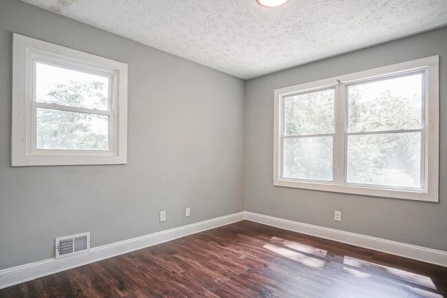 Building Photo - 3309 Poplar Dr