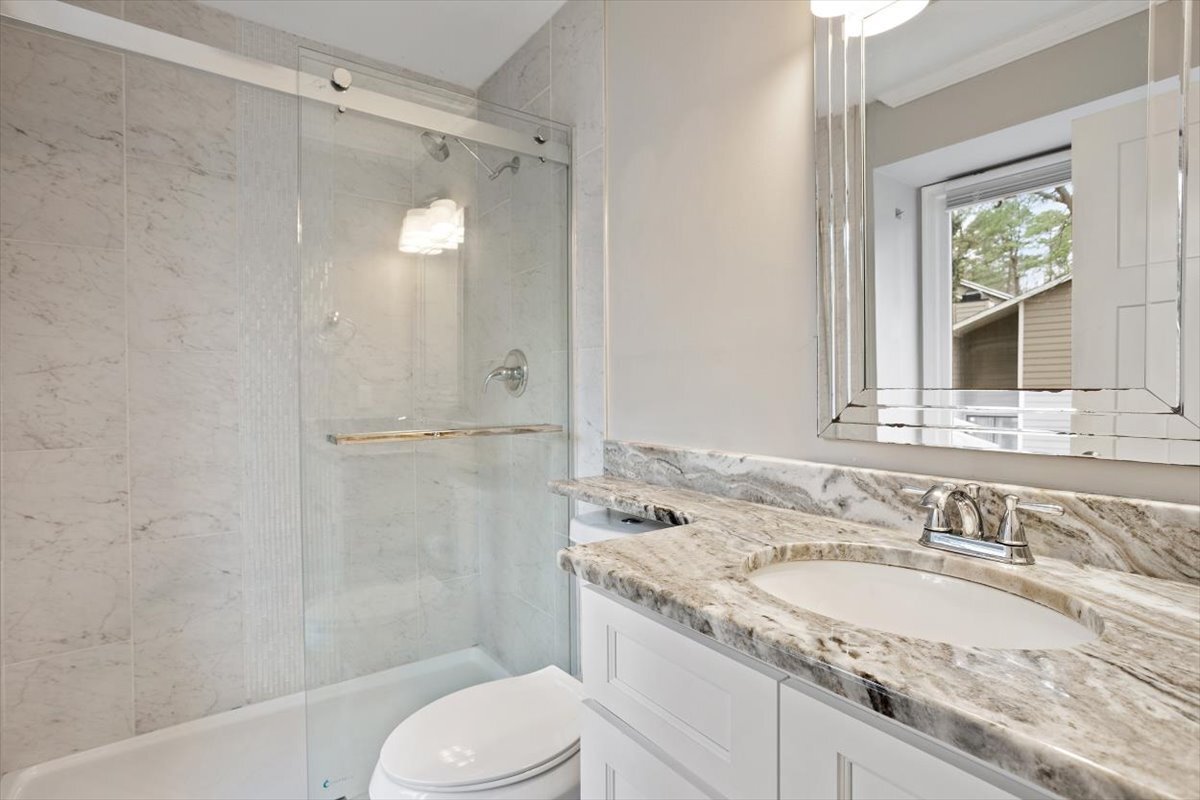 Building Photo - 2400 Calvert Dr