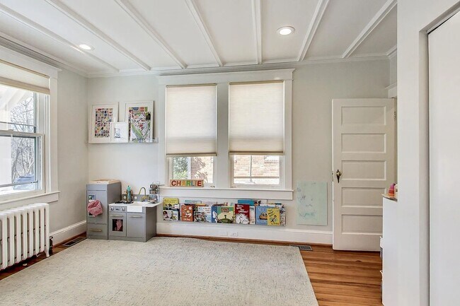 Building Photo - Palisades, NW Washington, DC - Beautiful 4...