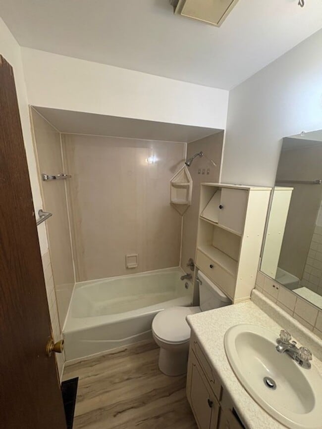 Building Photo - 737-737 E Gift Ave