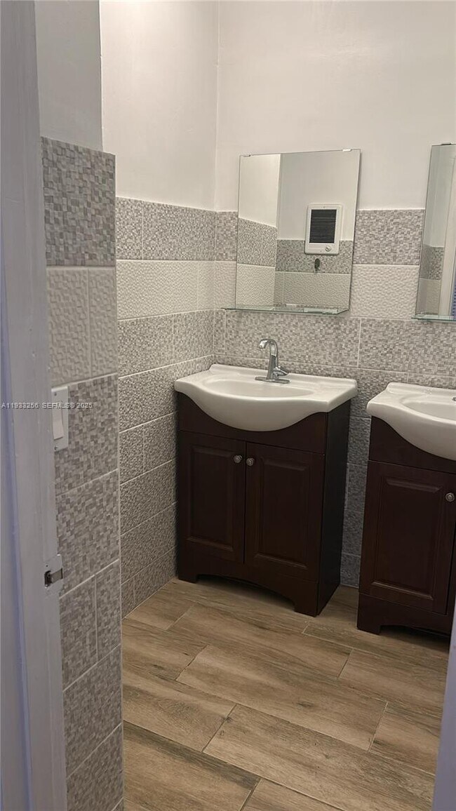 Building Photo - 215 SE 3rd Ave