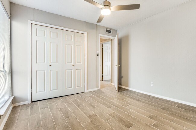 Building Photo - Fully Renovated Condo with Private Pool!