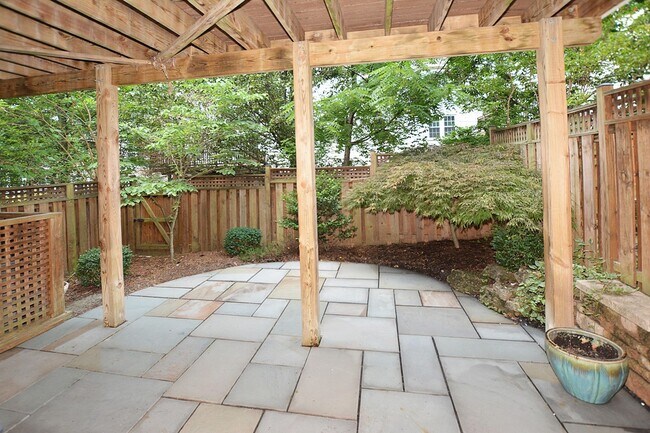 Building Photo - Beautiful Luxury TH with Deck & Patio!