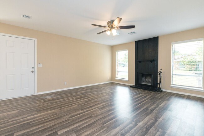 Building Photo - East 33rd Ct Duplex