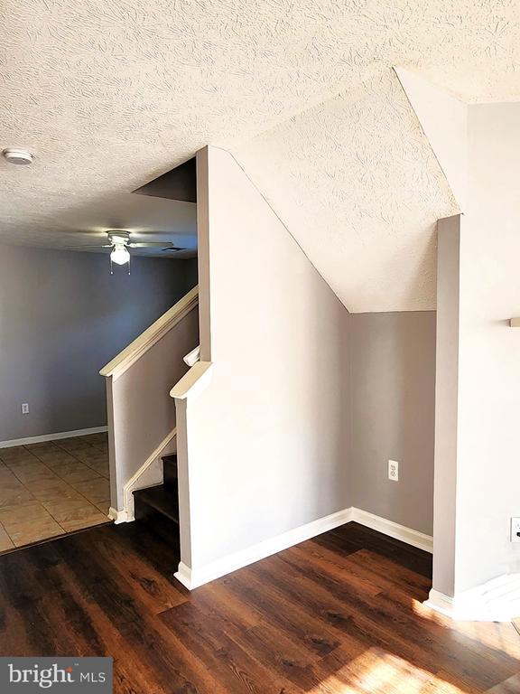 Building Photo - 557 Cascade Way