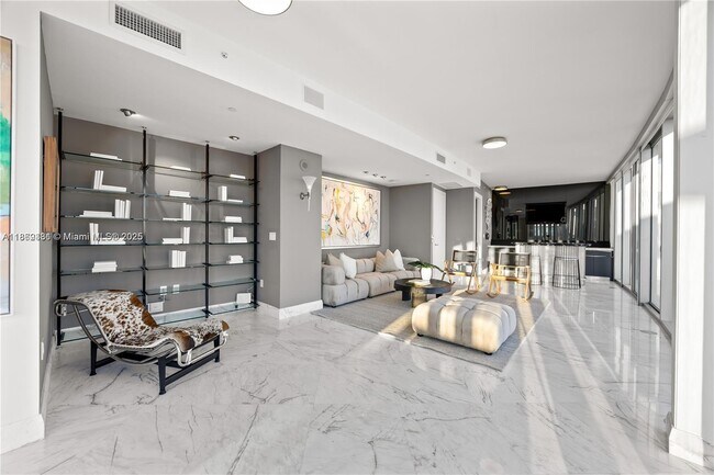 Building Photo - 200 Biscayne Blvd Way