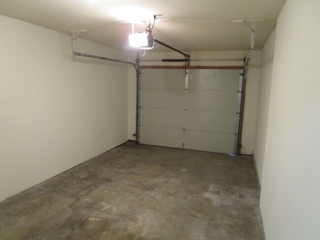 Building Photo - 3550-3552 Prescott Dr.