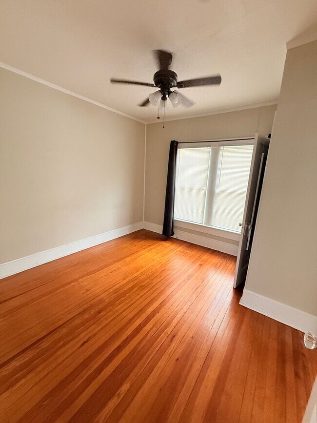 Building Photo - 323 W 6th Ave