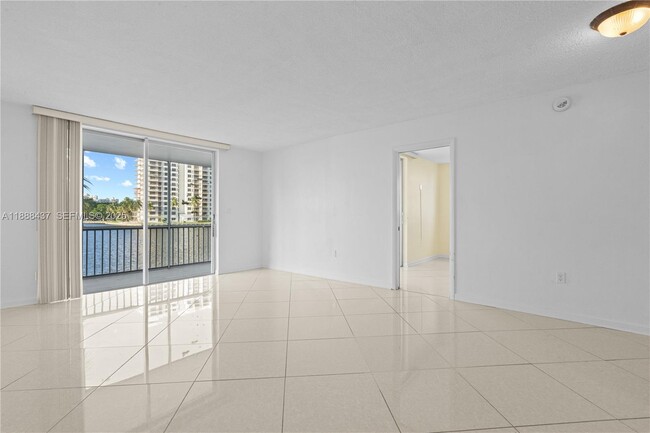 Building Photo - 2999 Point E Dr