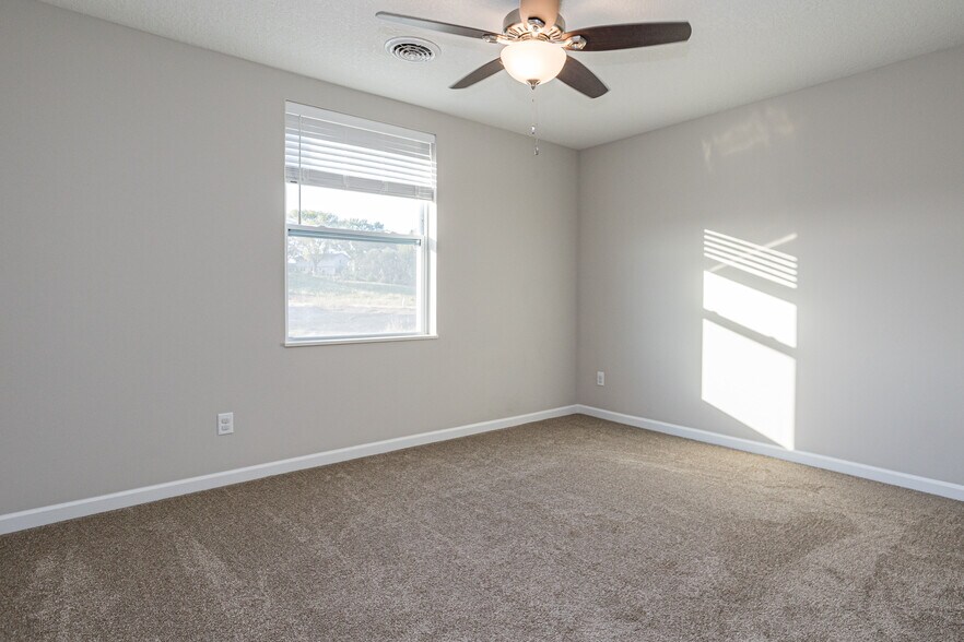 Building Photo - 3326 Glenbrook Cir S