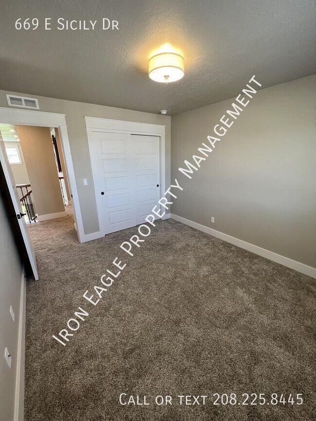 Building Photo - 669 E Sicily Dr