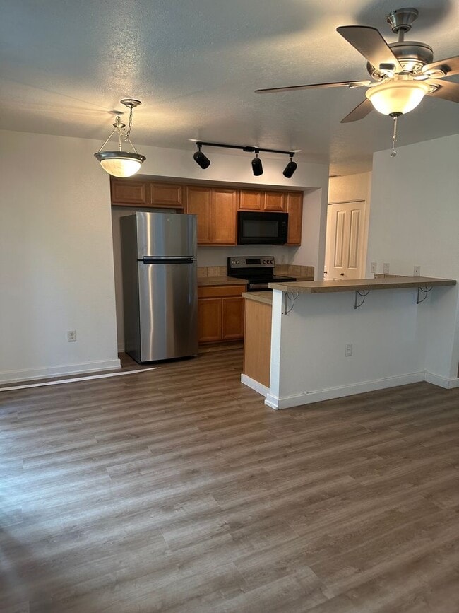 Building Photo - Cute 3 bedroom, 2 bath townhome with Community Pool in Boise