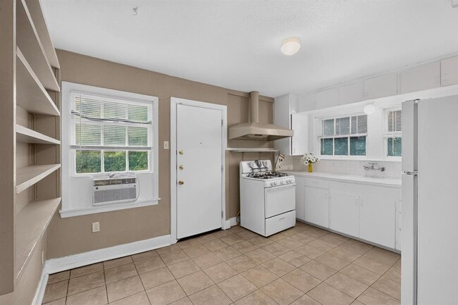 Building Photo - 3100 Breeze Terrace