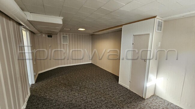 Building Photo - 1105 33rd St SE