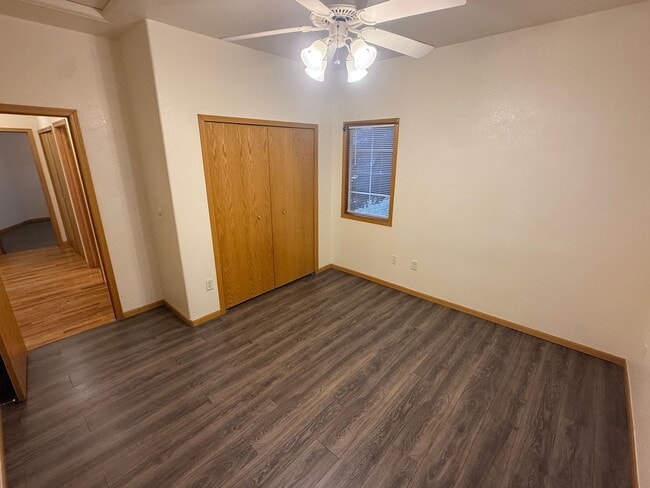 Building Photo - Beautiful 3-Level Corner Unit Townhouse with Garage