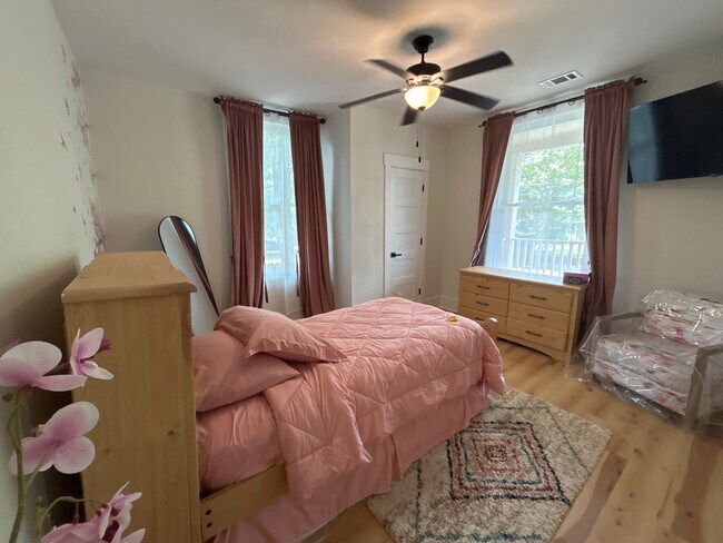 Building Photo - Room in Single Family Home on Beecher St SW