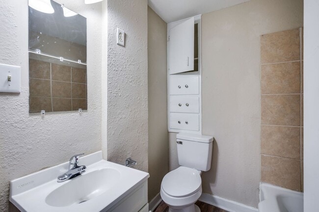 Building Photo - Cute and Cozy 2 Bedroom!