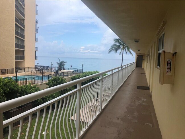 Building Photo - 1161 Hillsboro Mile