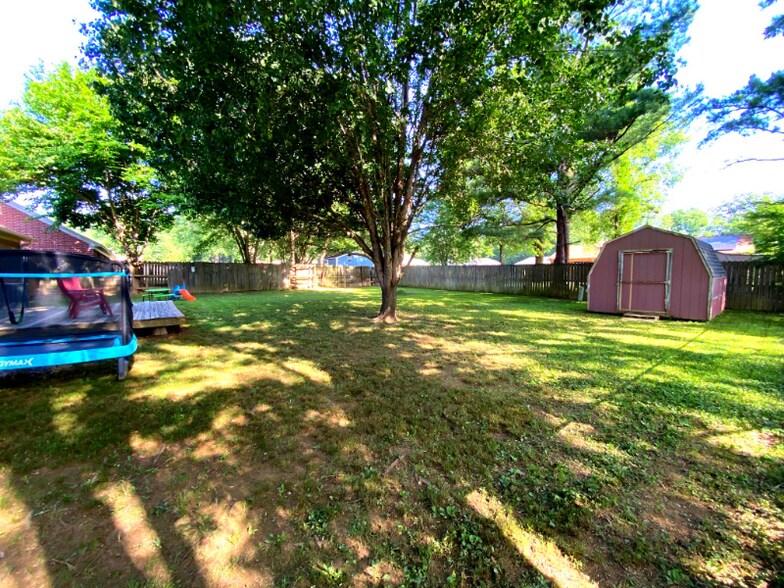 Building Photo - 14 Sharon Cir