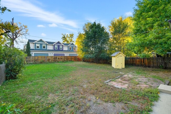 Building Photo - Charming house for rent, with laundry machines included and fenced yard.