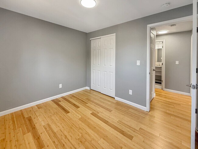 Building Photo - $0 DEPOSIT OPTION. CHARMING 4BED/2.5BATH I...