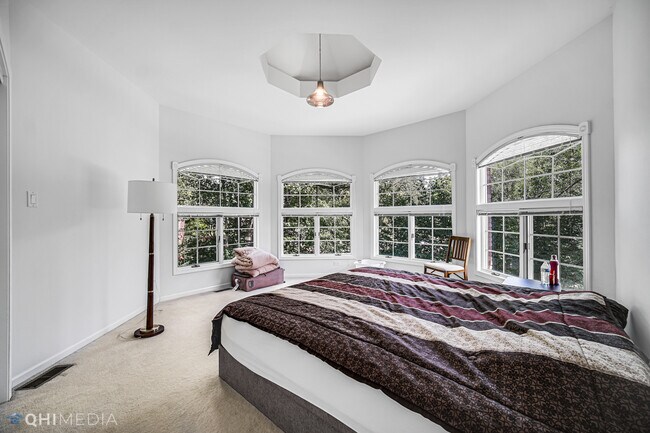 Building Photo - 8960 Enclave Dr