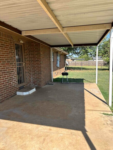 Building Photo - 2118 W Randall Ave