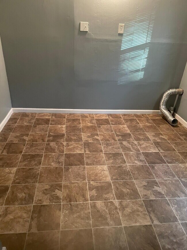 Building Photo - "Charming 3-Bed Sanctuary in St. Louis – Cozy Comfort Awaits on Ventura Drive!"  We accept sectio...