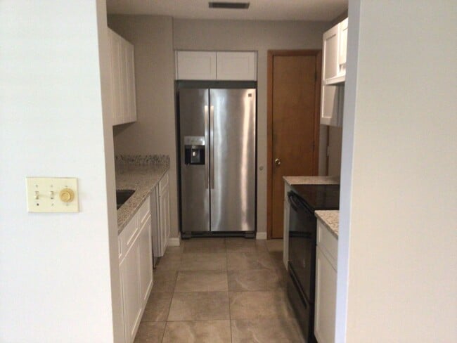 Building Photo - 2 Story Condo. Lovely 2 bed/1.5 bath condo