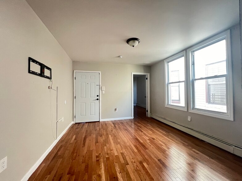 139 Wilkinson Ave 3L - 138 Wilkinson Ave